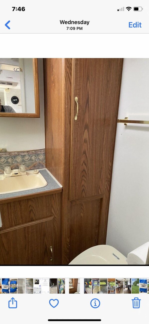 Ensemble douche/baignoire, papier toilette