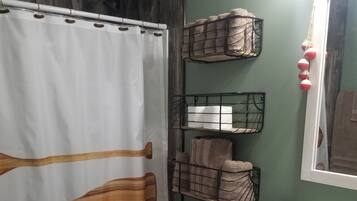 Kombination af bruser/badekar, hårtørrer, håndklæder, Sæbe