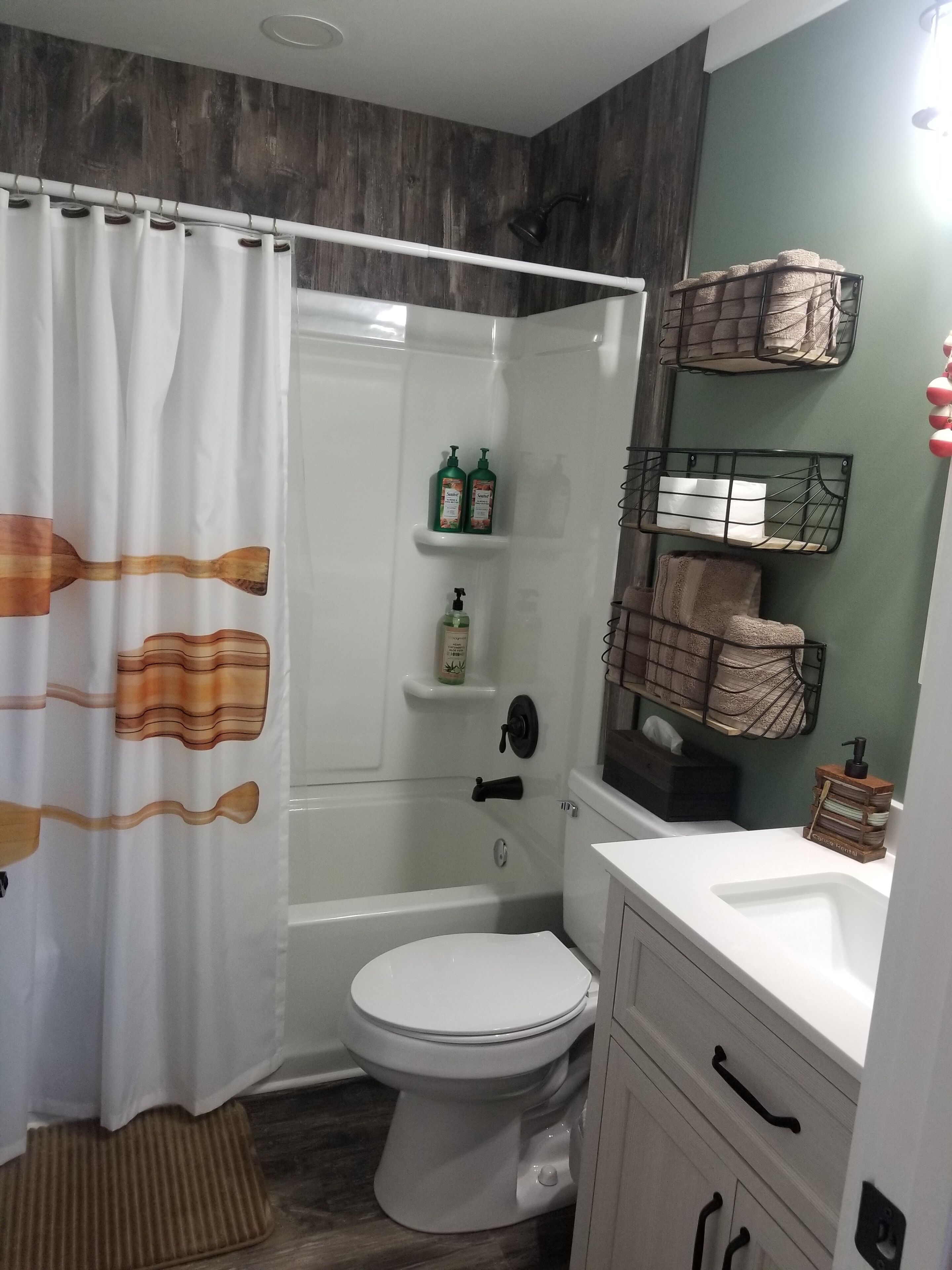 Ensemble douche/baignoire, sèche-cheveux, serviettes fournies, savon
