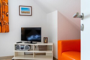 Televisión, chimenea y estéreo 