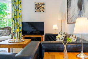 Fernseher, Kamin, Stereoanlage