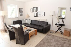 Télévision, cheminée, lecteur de DVD, chaîne hi-fi