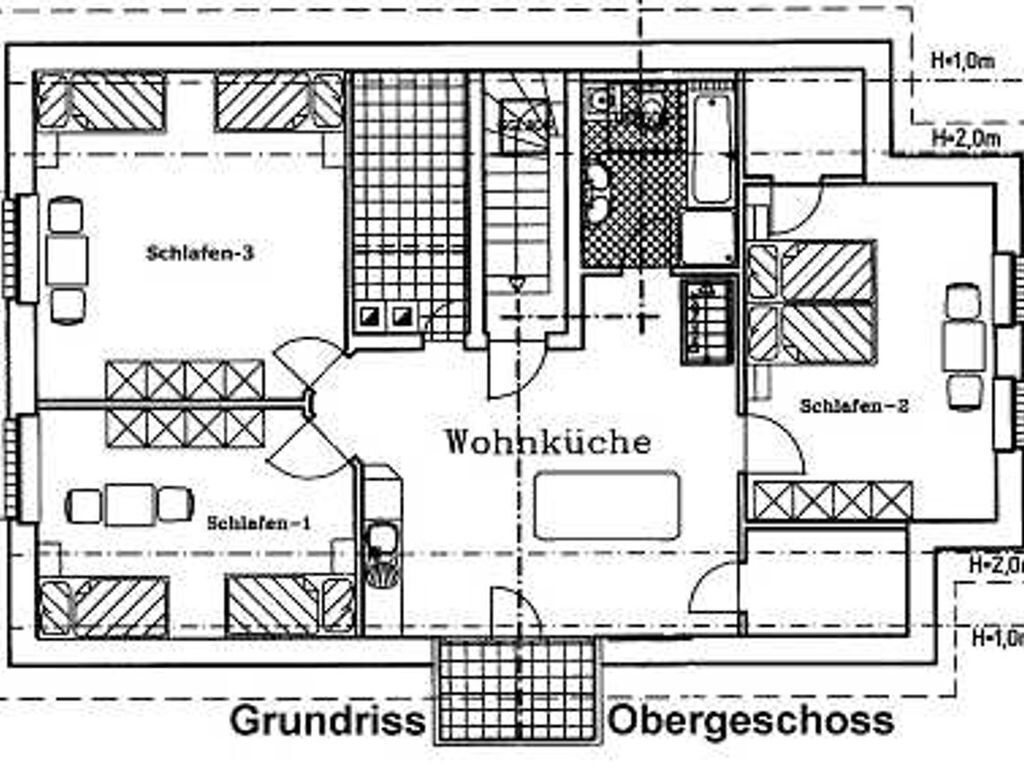 Un plan d’étage d’hôtel comprenant trois chambres, un salon et une salle de bain.