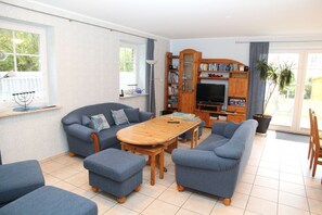 TV, fireplace, DVD player, stereo - Friesengeist - Friesengeist: Vacation home with wood-burning stove, sauna and space for 8 (Norden)