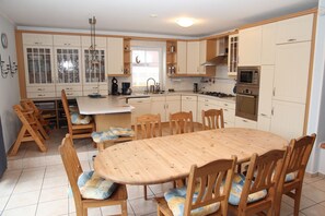 Fridge, microwave, oven, stovetop - Friesengeist - Friesengeist: Vacation home with wood-burning stove, sauna and space for 8 (Norden)