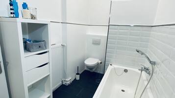 Baignoire, sĂšche-cheveux, peignoirs, serviettes fournies
