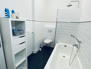 Badewanne, Haartrockner, Bademäntel, Handtücher