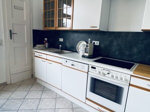 Kjøleskap, mikrobølgeovn, ovn og kokeplater