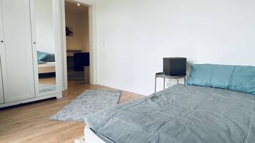 2 chambres, bureau, fer et planche Ă repasser, lit parapluie