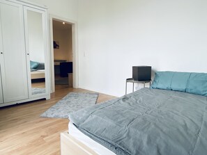 2 soverom, skrivebord, strykejern/-brett og reiseseng for barn