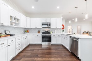 冰箱、微波炉、烤箱、炉灶