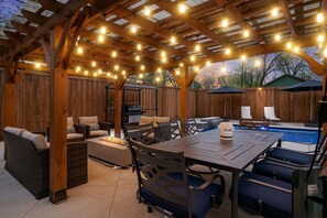 Outdoor dining - Luxurious House 5 mins away from Bishop Arts District  (Dallas)