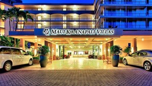 Ein Hotel mit einer markanten Eingangsfassade und mehreren Balkonen.