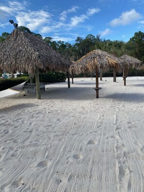 Sun-loungers, beach towels - Tropical resort getaway near Disney at Bahama Bay 1st floor 3 bedroom condo (Davenport)