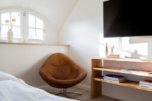 2 bedrooms, in-room safe, desk, iron/ironing board