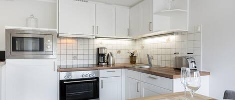 Kühlschrank, Mikrowelle, Ofen, Herdplatte