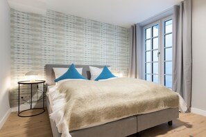 2 chambres, coffres-forts dans les chambres, fer et planche à repasser