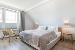 1 bedroom, in-room safe, iron/ironing board, WiFi - Haus Weissenburg Whg. OG West - Beautiful 2-room vacation apartment close to the beach with (Wenningstedt-Braderup (Sylt))