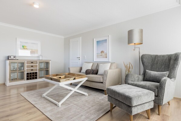 TV, stereo - Haus Weissenburg Whg. OG West - Beautiful 2-room vacation apartment close to the beach with (Wenningstedt-Braderup (Sylt))