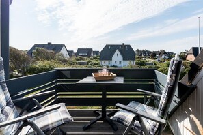 Outdoor dining - Haus Weissenburg Whg. OG West - Beautiful 2-room vacation apartment close to the beach with (Wenningstedt-Braderup (Sylt))