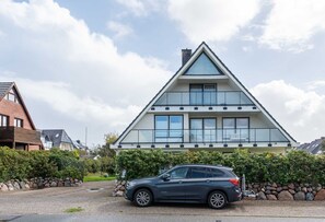Exterior - Haus Weissenburg Whg. OG West - Beautiful 2-room vacation apartment close to the beach with (Wenningstedt-Braderup (Sylt))