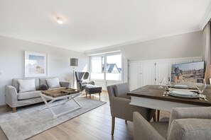 TV, stereo - Haus Weissenburg Whg. OG West - Beautiful 2-room vacation apartment close to the beach with (Wenningstedt-Braderup (Sylt))