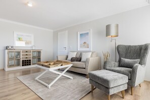 TV, stereo - Haus Weissenburg Whg. OG West - Beautiful 2-room vacation apartment close to the beach with (Wenningstedt-Braderup (Sylt))