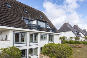 Exterior - Haus Weissenburg Whg. OG West - Beautiful 2-room vacation apartment close to the beach with (Wenningstedt-Braderup (Sylt))