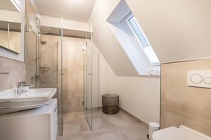 Dusche, Haartrockner, Handtücher