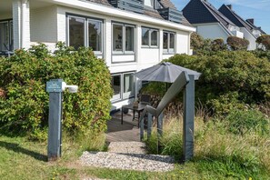 Unclassified image, 5 of 20, button - Haus Weissenburg Whg. garden west - Top modern 2-room apartment near the beach (Wenningstedt-Braderup (Sylt))