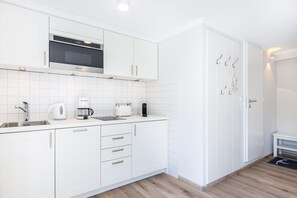 Kühlschrank, Mikrowelle, Herdplatte, Geschirrspüler