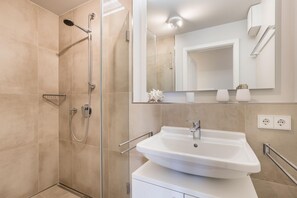 Dusche, Haartrockner, Handtücher