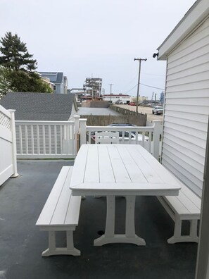 Outdoor dining - Make unforgettable memories at The Beach Side in Ocean City, NJ!  Beach Block ~ Ocean Views ~ Family Friendly (Ocean City)