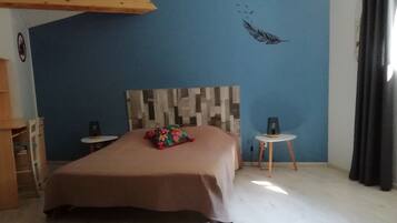 3 bedrooms, iron/ironing board, travel crib, WiFi (free)
