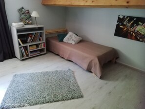 3 habitaciones, tabla de planchar con plancha y cuna de viaje 