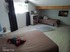 3 habitaciones, tabla de planchar con plancha y cuna de viaje 