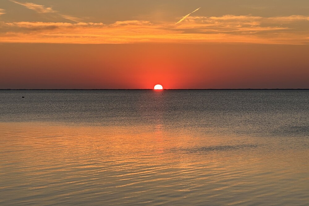 Bay Front Oasis, Magnificent Views, Kayaks/Canoes