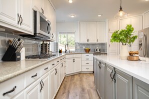 Fridge, microwave, oven, stovetop - The Riesling Retreat by AvantStay | Pool HotTub Putting Green & Pickle Ball Crt! (Temecula)