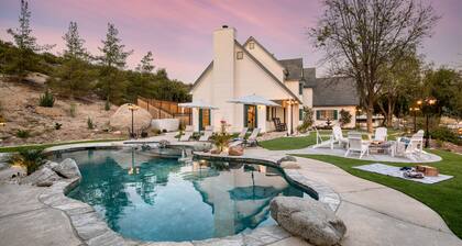 The Riesling Retreat by AvantStay | Pool HotTub Putting Green & Pickle Ball Crt!