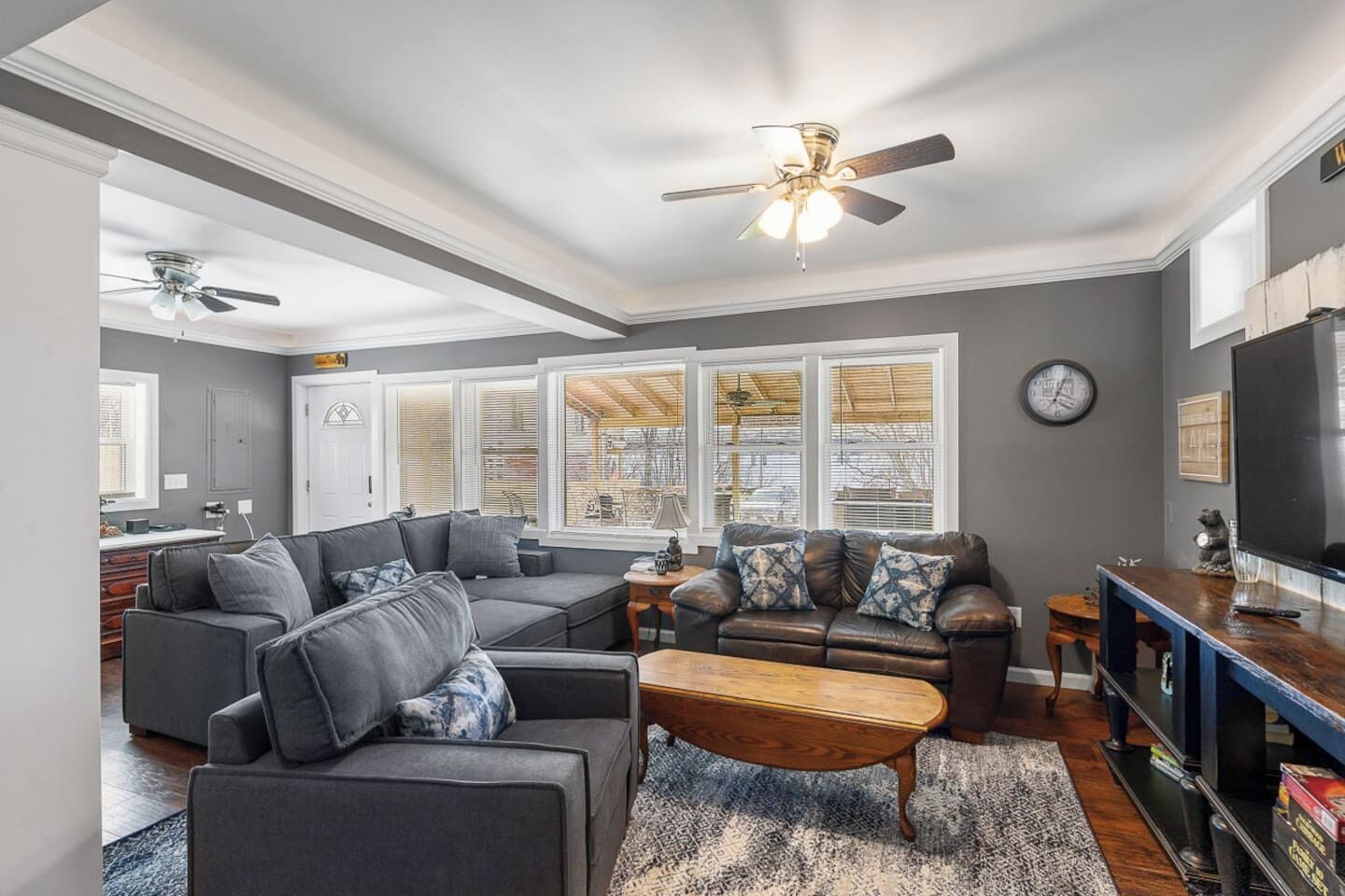 Een smart-tv en boeken