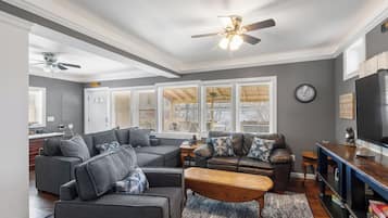 Een smart-tv en boeken