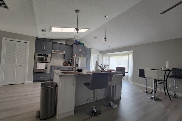 Jääkaappi, mikroaaltouuni, uuni, liesi