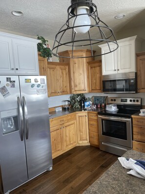 Fridge, microwave, oven, stovetop - DELIGHTFUL FARM STAY WITH ANIMALS- (Roosevelt)