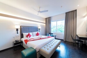 Business Room | Minibar, in-room safe, desk, laptop workspace