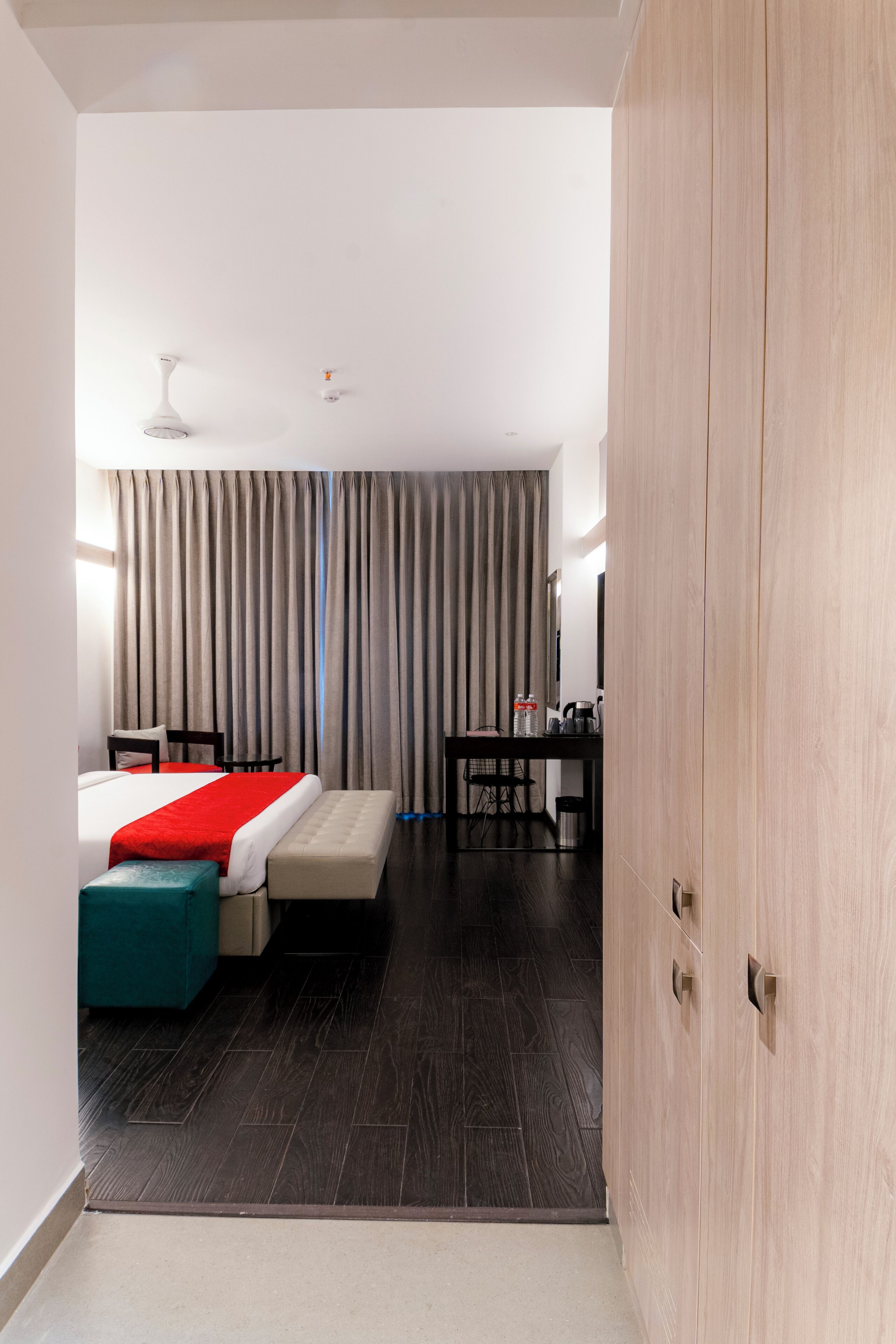 Ein modernes Hotelzimmer mit Bett, Schreibtisch und Sitzecke.