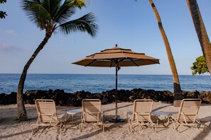 Beach nearby, sun-loungers, beach towels - Kona Isle B34 - Ocean View, Top Floor with full AC. Peaceful Oceanfront Complex. (Kailua-Kona)