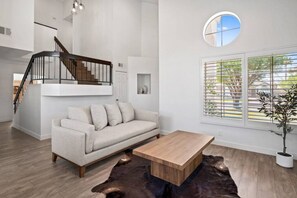 TV connectée, cheminée, baby-foot, table de tennis de table