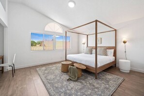 5 bedrooms, desk, iron/ironing board, travel cot