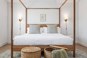 5 chambres, bureau, fer et planche à repasser, lit parapluie