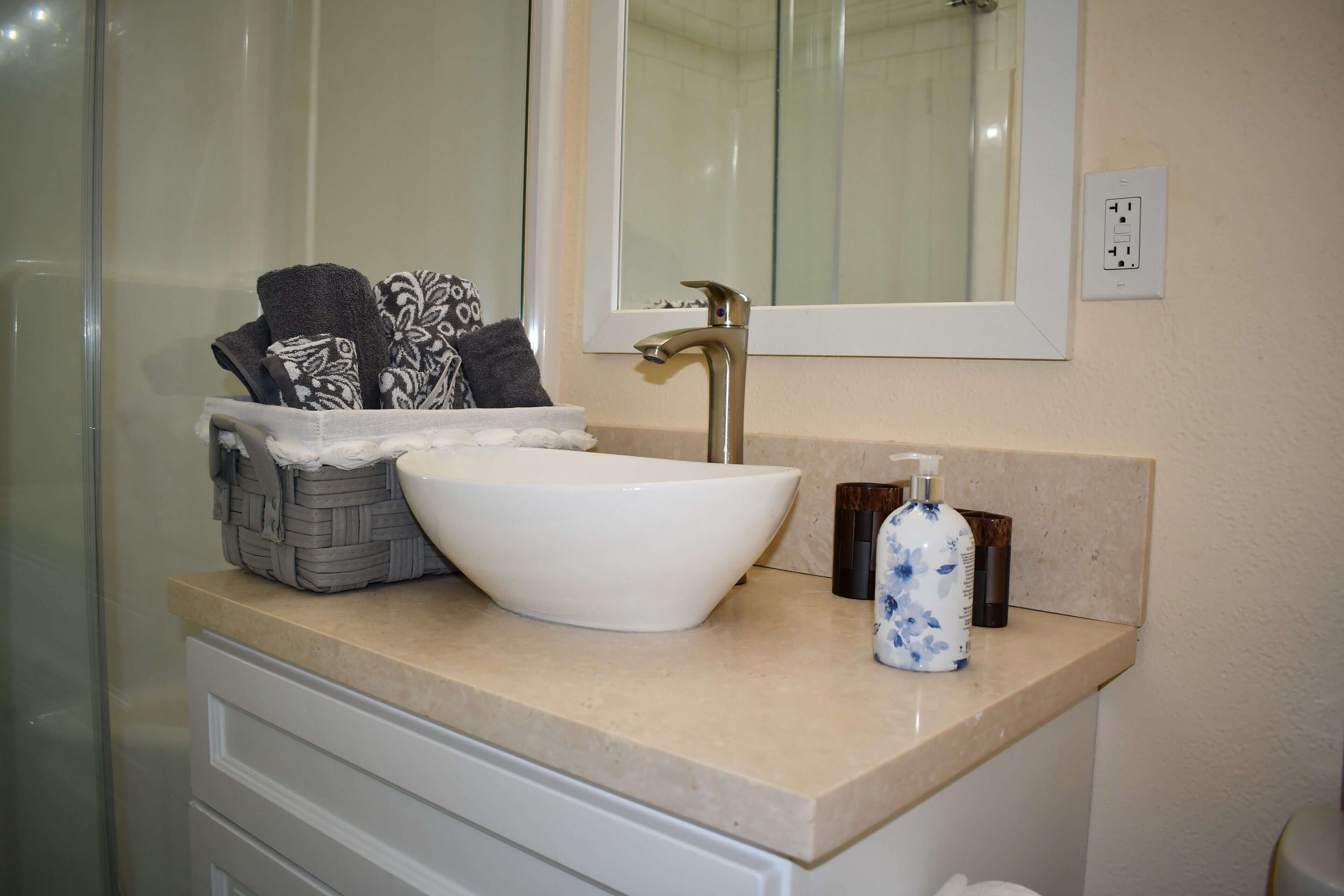 Low cost Luxury Brand New Private one Bedroom in Woodland Hills, CA